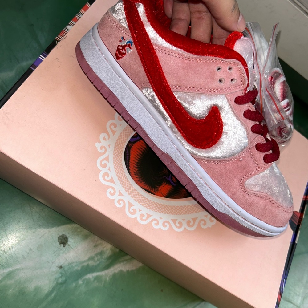 StrangeLove x Dunk Low SB
'Valentine's Day'